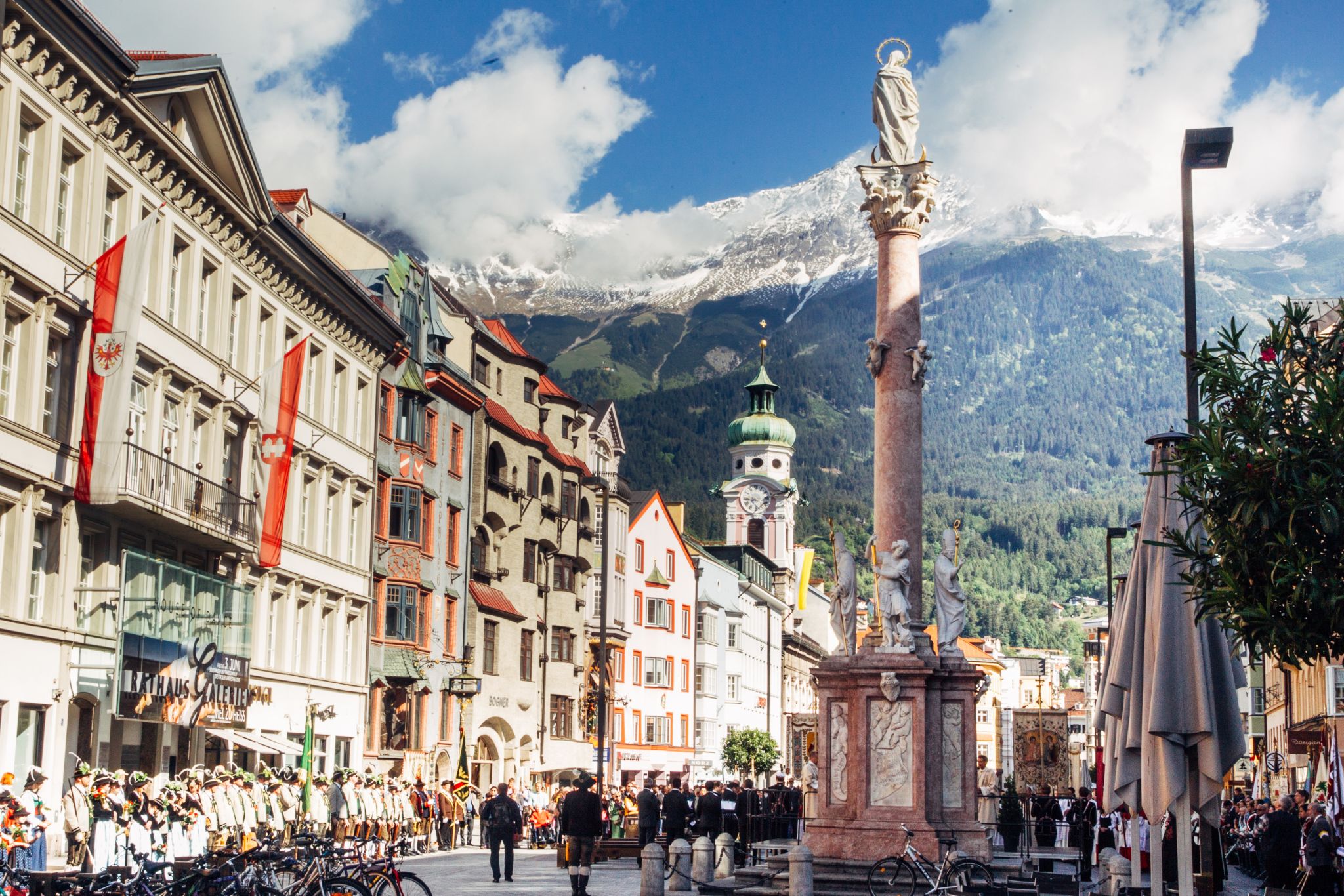 Maria Theresien Strasse, colonna di Sant'Anna, centro storico di Innsbruck, vette della Nordkette, Austria